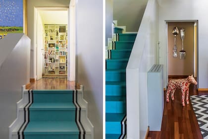 Fuera de los clásicos estantes, la grilla de la biblioteca hecha a medida enriquece la llegada al primer piso con su trama, su profundidad y su variedad de color.