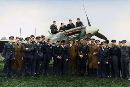 Fueron 554 los pilotos argentinos que se unieron a la RAF; arriba, algunos de ellos