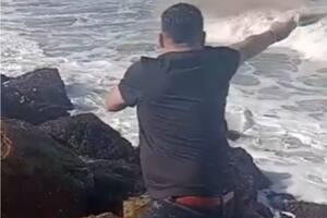 Fueron a tirar las cenizas de su abuelo al mar, pero una correntada de viento generó una insólita situación (Foto: captura TikTok/@fausballadares)