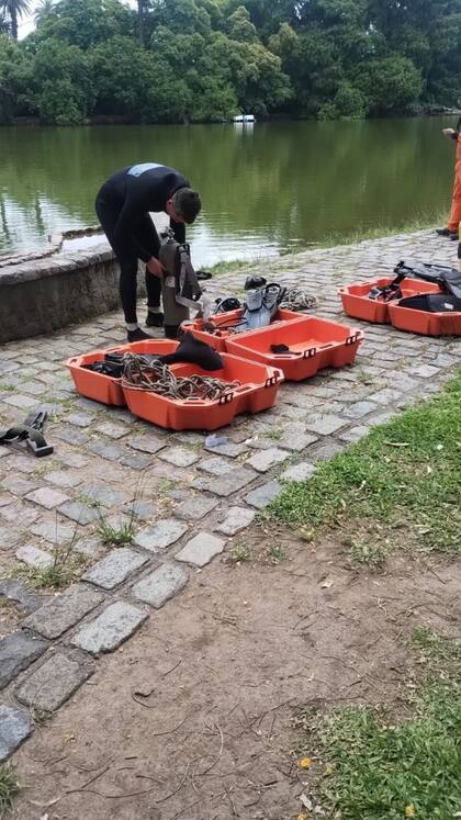 Fueron los propios transeúntes los que alertaron sobre la presencia de un hombre “nadando” en el lago y llamaron a las fuerzas de seguridad para informar del hecho.