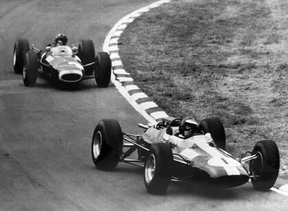 Fueron muchas las obras de arte firmadas por Jim Clark (en la foto, seguido por su gran amigo Graham Hill), pero ninguna como la de Monza 1967; tras quedar último y perder una vuelta, volvió a la punta para quedarse sin combustible en el último giro. No triunfó, pero los tifosi lo llevaron en andas