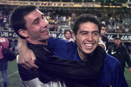Fueron muchos años y títulos juntos en Boca... Abbondanzieri admira al futbolista Riquelme y se diferencia en algunos aspectos con el dirigente: “Román baja el martillo y chau, no hay muchos consensos”