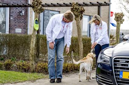 Fueron recibidos por una perrita del lugar a quien le dedicaron caricias y risas