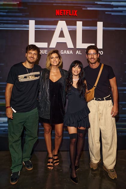 Fueron varios los ex Casi Angeles que quisieron compartir con Lali un nuevo logro en su carrera. Andrés Gil, Mery del Cerro y Vico D'Alessandro