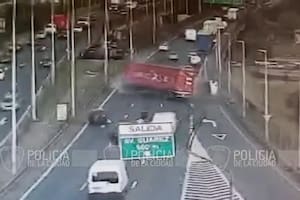 Un camión chocó en la autopista 9 de julio y se desprendió la cabina del chofer