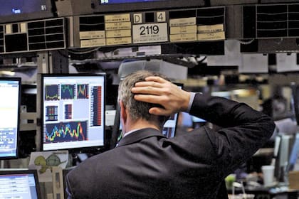 En Wall Street, las acciones locales muestran tendencias mixtas 