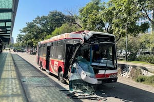 Así fue el choque entre colectivos en el Metrobus 9 de Julio que dejó un saldo de 18 heridos