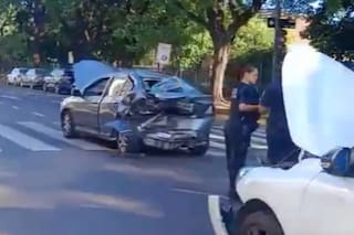 Violento choque entre dos autos en Palermo: complicaciones para transitar por avenida Libertador