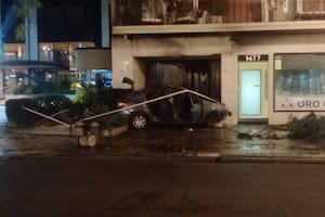 Un auto se incrustó en el frente de un edificio en la avenida Alvear