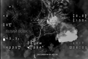 El momento en que una bomba destruye un tanque ruso en Kharkiv