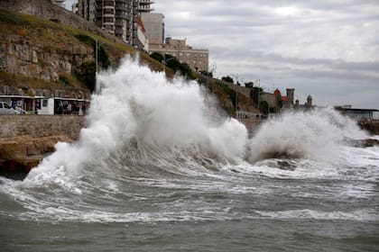 Fuerte crecida del mar por el movimiento sísmico que se sintió en Mar del Plata y Miramar