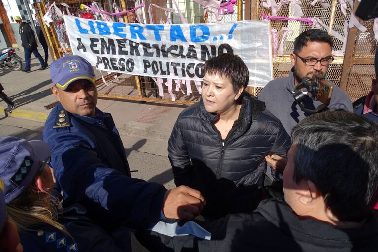 Fuerte cruce entre Gloria Romero y seguidores de Emerenciano Sena en fiscalía en Resistencia