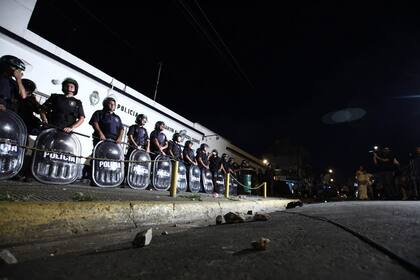 Fuerte custodia en la comisaría de José L. Suárez