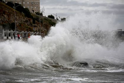 Fuerte marejada en Mar del Plata con grandes olas provocado por el sismo