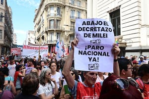 Masiva protesta de gremios estatales en Rosario y en Santa Fe contra el megadecreto de Javier Milei