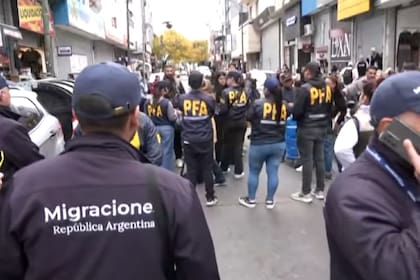 Fuerte operativo policial en Flores para detectar inmigrantes ilegales
