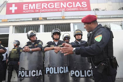 Fuerte operativo policial en la puerta del hospital donde se encontraba internado el expresidente de Perú, Alan García