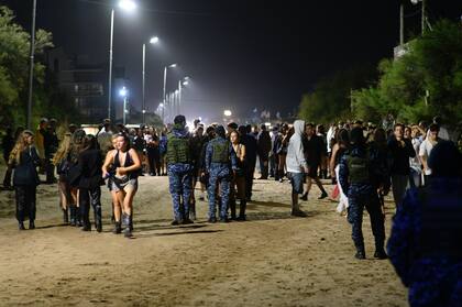 Fuerte presencia policial en las inmediaciones del boliche Boutique, en Pinamar.