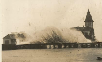 Fuerte sudestada de 1959. El edificio y el muelle han sufrido daños con temporales y choques de elementos flotanes, pero sigue firme en pie.
