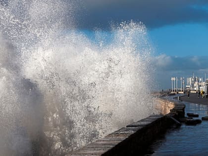 Fuerte sudestada y grandes olas que provocaron roturas en el paseo Avila de Mar del Plata. 28 de Mayo 2025.