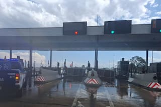 El viento tumbó las casillas de una cabina de peaje y murió un trabajador