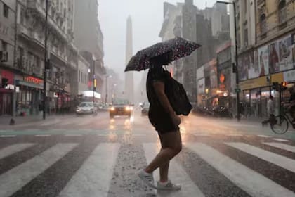 Fuerte tormenta se acerca al AMBA y hay alerta por ráfagas intensas
