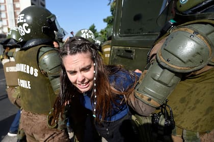 El enfrentamiento entre la policía y los manifestantes duró dos horas