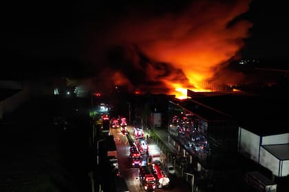 Fuertes explosiones sacudieron una zona industrial y provocaron un incendio al sur de Buenos Aires la noche del 14 de noviembre de 2025