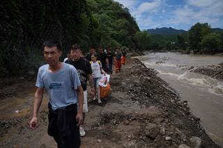 Fuertes lluvias causan inundaciones, evacuaciones y al menos 38 muertes en la región de Beijing