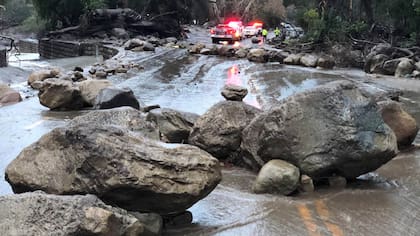 Enormes piedras cayeron desde las montañas arrastradas por el agua y el barro