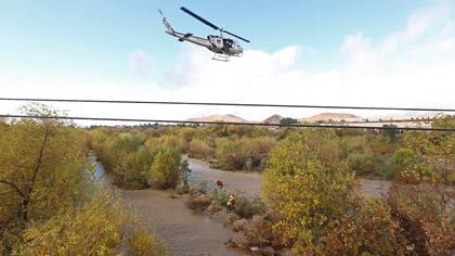 Varios helicópteros patrullan la zona en busca de personas