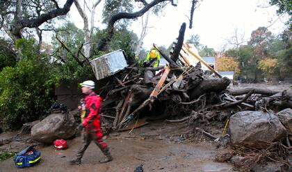 La fuertes lluvias y la falta de vegetación por los incendios de diciembre, provocaron los deslizamientos y los habitantes debieron evacuar sus casas nuevamente