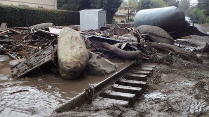 La línea principal de Union Pacific Railroad que pasa a través de Montecito, está completamente destruida