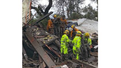 Bomberos de California rescataron con éxito a una ni?a de 14 a?os después de que estuvo atrapada durante horas dentro de una casa destruida en Montecito después de los deslizamientos de tierra causados las por fuertes lluvias