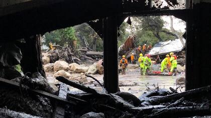 En Santa Bárbara personal de emergencia busca personas entre los escombros