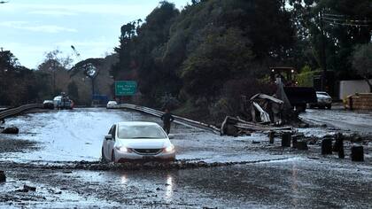 El lodo cubre una ruta en la zona de San Ysidro