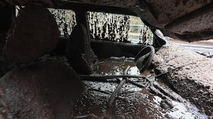 Así quedó un auto que fue alcanzado por el alud