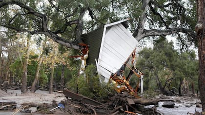 Una casa arrastrada por el lodo se incrustó contra un árbol