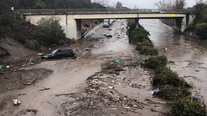 Los río desbordaron y arrastraron enormes autos y casas, destruyendo todo a su paso