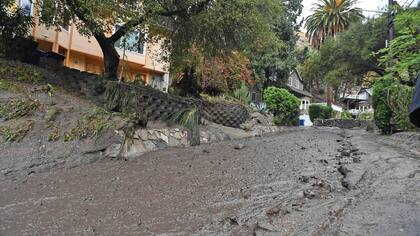 En barro baja por las calles con mucha violencia, arrastrando todo a su paso, la evacuación de la zona es obligatoria