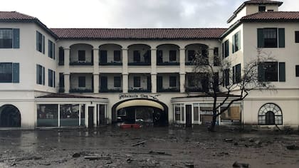 El hotel Montecito Inn se encuentra cubierto por el lodo