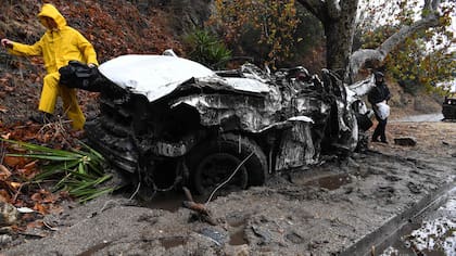 Un auto que fue arrastrado por el barro quedó totalmente destrozado