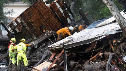 Bomberos y rescatistas buscas sobrevivientes entre los escombros