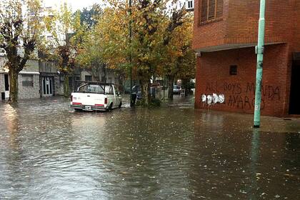 Cuando las fuertes lluvias afectan a los autos, es momento de contactarse con el seguro