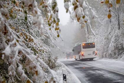 Fuertes nevadas en las alturas del Taunus, Alemania, llevaron a obstrucciones en el tráfico