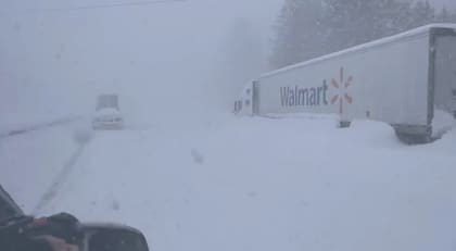 Fuertes tormentas de nieve en la carretera I-80 en California