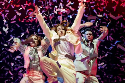 Fuerza Bruta es teatro físico pensado para participar, no para mirar desde lejos