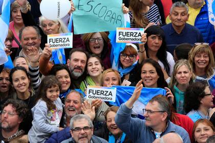 "fuerza gobernadora", los carteles de apoyo de los manifestantes