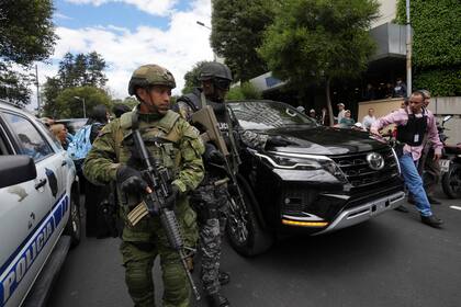 Fuerzas de seguridad custodian el vehículo de Luisa González, en medio de la violencia política que terminó con la vida del candidato presidencial Fernando Villavicencio (Archivo)