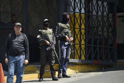 Fuerzas de seguridad en la entrada del centro de detención del Helicoide